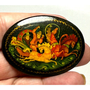 Russian Lacquer Wood Brooch Pin Hand Painted Troika Horse Carriage Scene Folkart